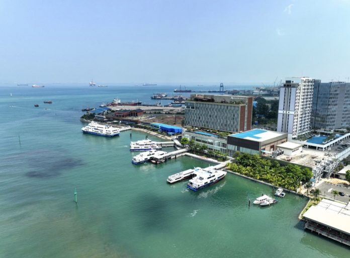 Direktur BUP BP Batam, Dendi Gustinandar mengungkapkan data perbandingan jumlah penumpang pelabuhan domestik dan internasional selama periode Lebaran 2024 dan 2025. (Istimewa)