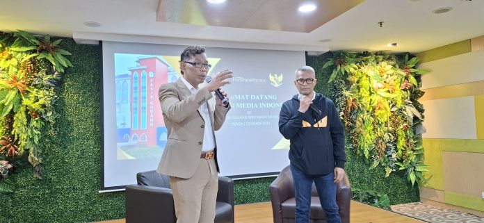 Dokter Spesialis Ortopedi KPJ Pasir Gudang, Johor Bahru Malaysia, Zahir Husain didampingi Perwakilan KPJ di Batam, Andra S Kelana di KPJ Pasir Gudang, Johor, Senin (12/8/2024) (uly)