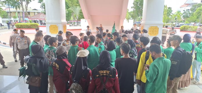 Aliansi Mahasiswa untuk Kedaulatan Rakyat (Mekar) Kota Batam menggelar aksi demonstrasi di depan gedung DPRD Kota Batam pada Jumat (23/8/2024). (IST)