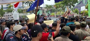 Ketua DPRD Kota Batam, Nuryanto menerima aksi mahasiswa, Senin (26/8/2024). Menurutnya aksi tersebut adalah bentuk kontrol pemerintah. (uly)