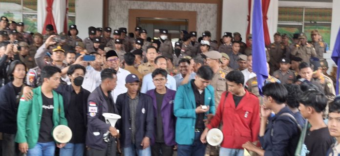 Ketua DPRD Kota Batam, Nuryanto menerima aksi mahasiswa, Senin (26/8/2024). (uly)