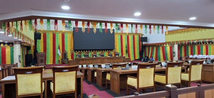 H-3 jelang pelantikan anggota DPRD Kota Batam Periode 2024-2029, Kantor Dewan Perwakilan Rakyat Daerah (DPRD) Kota Batam mulai dihias. Terlihat mulai dihias dengan nuansa pernak pernik Melayu. (uly)
