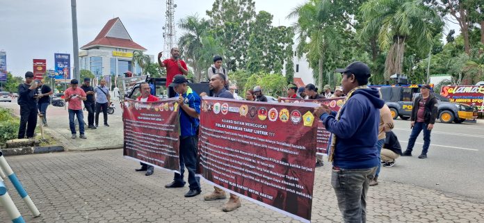 Puluhan masyarakat Kota Batam menggelar aksi unjuk rasa di depan kantor PLN Batam, Rabu (28/8/2024). (uly)