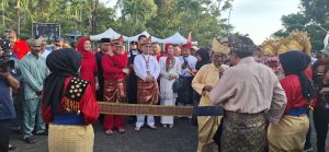 pasangan bakal calon Wali Kota dan Wakil Wali Kota Batam, ini disambut kesenian Melayu, kompang dan pencak silat. (uly)
