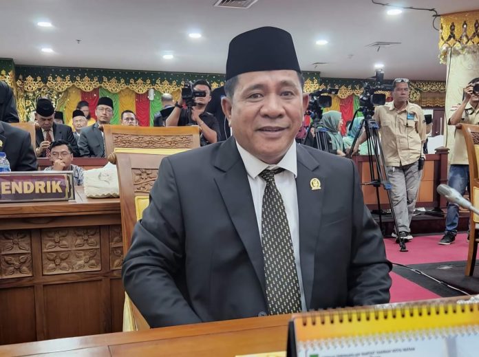 Anggota DPRD Kota Batam, Tumbur Hutasoit meminta perbaikan Jalan di Laksamana Bintan tepatnya dari Simpang Frengky hingga ke PT Panasonic Batam Center, Kota Batam, Provinsi Kepri selesai tepat waktu. (uly)