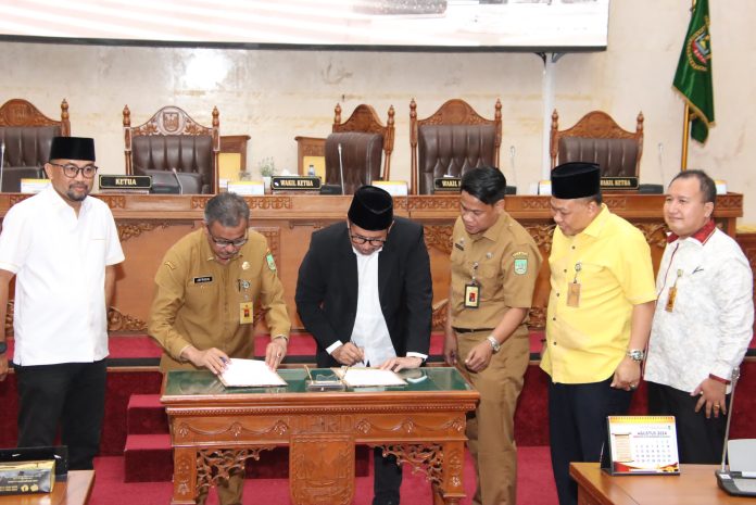 DPRD Kota Batam mengesahkan Perda Rencana Pembangunan Jangka Panjang (RPJP) Kota Batam Tahun 2025-2045 dalam Rapat Paripurna pada Senin (5/08/2024). (Humas DPRD Batam)