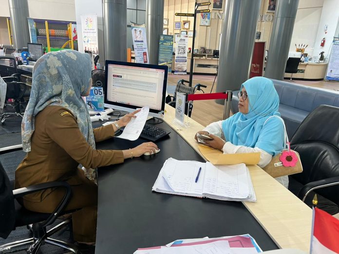 Upaya menggerakkan perekonomian masyarakat untuk perkembangan Kota Batam, Pemerintah Kota (Pemko) terus melakukan peningkatan pelayanan di Mal Pelayanan Publik (MPP). Saat ini, ada 4 sistem aplikasi perizinan di MPP. (Diskominfo Kota Batam)