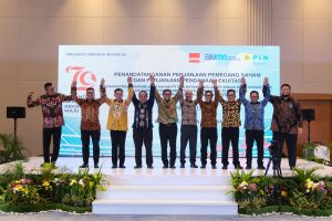 Dalam mendukung Transformasi PLN sekaligus mendukung Indonesia untuk mencapai Net Zero Emission (NZE) pada tahun 2060, PT PLN Batam melakukan Penandatanganan Perjanjian Pemegang Saham dan Perjanjian Pendanaan Ekuitas dengan PT Aruna Cahaya Pratama, di Radisson Hotel, Batam, Rabu (7/8/2024). (Humas PLN Batam)