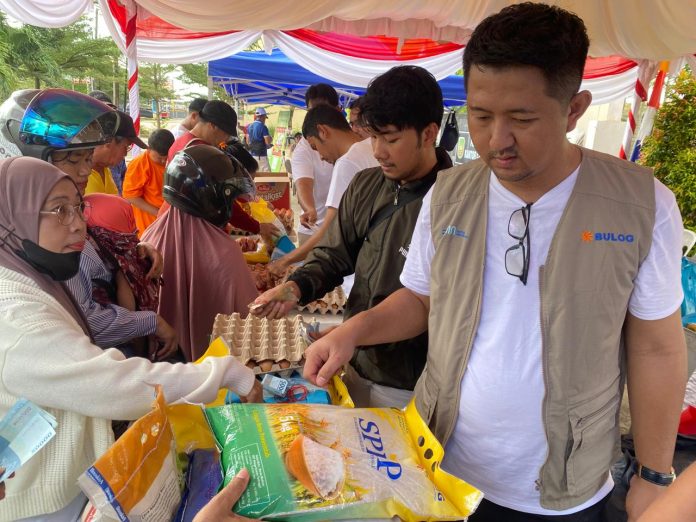 Dalam rangka menyambut HUT ke-79 Republik Indonesia (RI), Perum Bulog Batam menyelenggarakan kegiatan program Bulog Siaga Merdeka, yang merupakan gerakan pangan murah di Kota Batam. (IST)