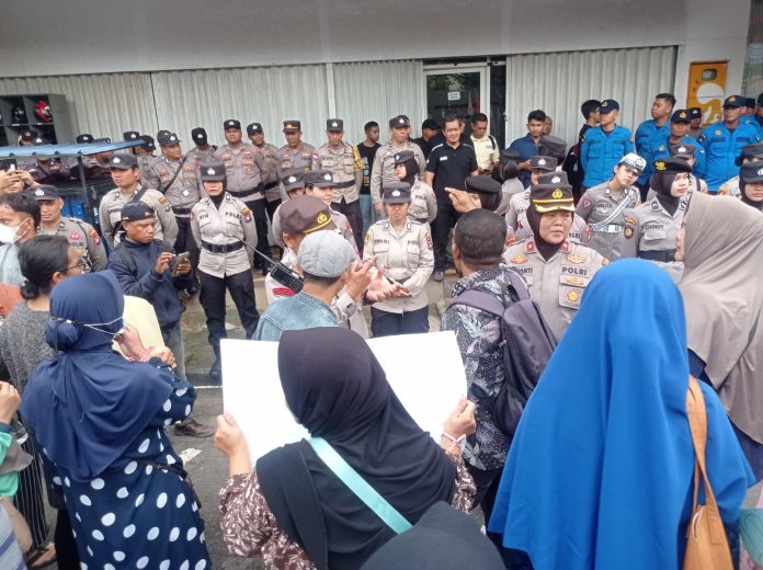 Sejumlah masyarakat Kelurahan Batu Merah, Kecamatan Batu Ampar, Kota Batam, Provinsi Kepri bersama bersama mahasiswa aktivis Perhimpunan Mahasiswa Katolik Republik Indonesia (PMKRI) melalukan aksi unjuk rasa di Kantor Air Batam Hilir (ABH), Selasa (20/8/2024). (IST)