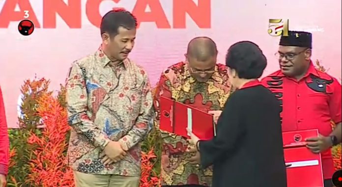 PDI Perjuangan resmi mengusung bakal pasangan calon Gubernur Kepri Muhammad Rudi, dan Aunur Rafiq di Pilkada Provinsi Kepulauan Riau (Kepri). Keputusan dukungan ini disampikan langsung oleh Sekjen PDIP Hasto dalam siaran langsung di Youtube Resmi PDIP, Kamis (22/8/2024).