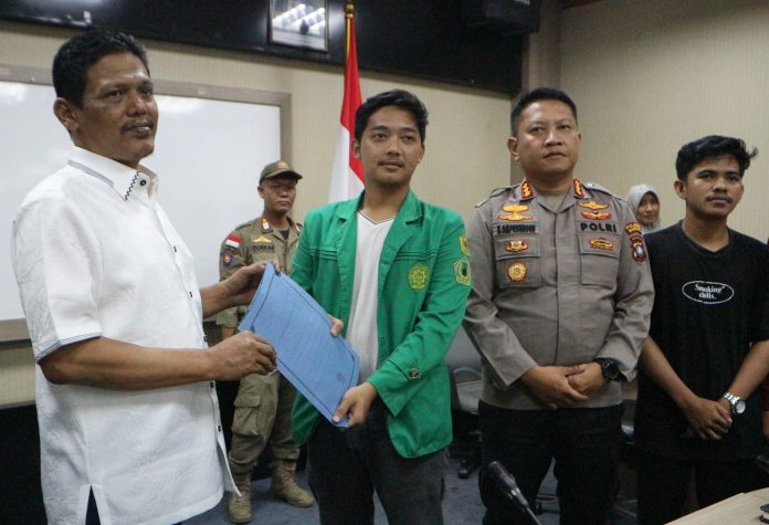 Wakil Ketua I DPRD Kota Batam, Muhammad Kamaluddin, tampak menemui aksi mahasiswa yang melakukan aksi unjuk rasa, Jumat (23/8/2024). Tak sendirian dirinya didampingi Kapolresta Barelang Kombes Pol. Heribertus Ompusunggu. (Humas DPRD Batam)