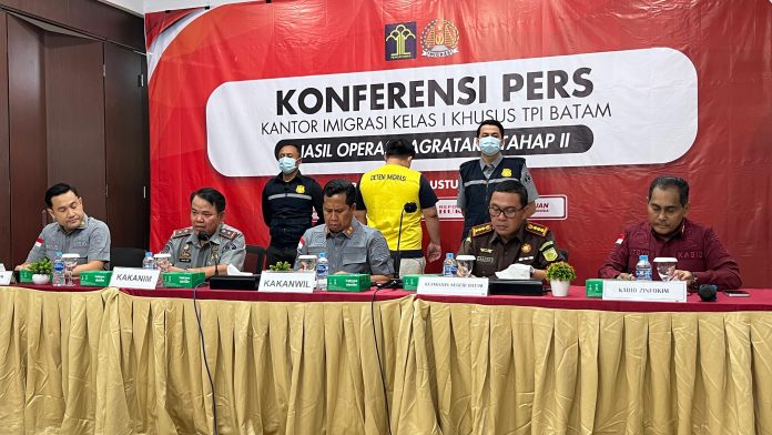 Konferensi pers terkait hasil Operasi JAGRATARA Tahap II, di Aula Ajat Sudrajat Kantor Imigrasi Kelas I Khusus TPI Batam, Senin (26/8/2024). (uly)
