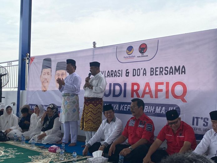 Ribuan masyarakat memadati kediaman H Muhammad Rudi (HMR), di Perumahan Rosedale Blok F, Batam Centre, Kota Batam, Kepri, Rabu (28/8/2024). (IST)