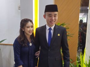 Salah Satu Anggota DPRD Kota Batam Periode 2024-2029 yang baru saja dilantik, Kamis (29/9/2024), Jelvin Tan ditemani isterinya, Chintya. (Ist)