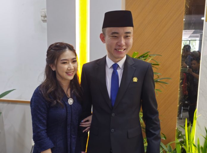 Salah Satu Anggota DPRD Kota Batam Periode 2024-2029 yang baru saja dilantik, Kamis (29/9/2024), Jelvin Tan ditemani istrinya, Chintya. (Ist)