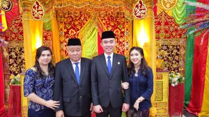Anggota DPRD Kota Batam, Jelvin Tan saat pelantikan ditemani oleh kedua orangtua dan isterinya, Kamis (29/9/2024)