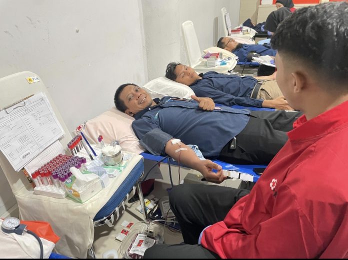 Dalam rangka meningkatkan kepedulian sosial di lingkungan kerja, PT PLN Batam menggelar kegiatan donor darah di Kantor Korporat PLN Batam, Selasa (30/7/2024). (Humas PLN Batam)