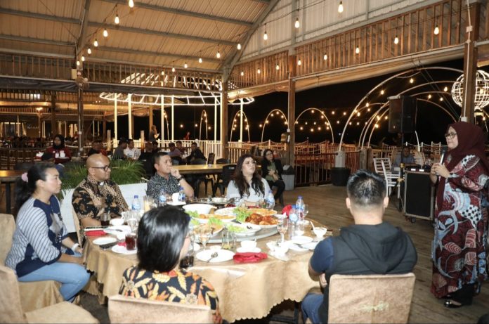 Ketua Umum Pikori BP Batam, Marlin Agustina Rudi hadiri pertemuan dengan Ketua Jaringan Nasional Anti Tindak Pidana Perdagangan Orang (JarNas TPPO), Rahayu Saraswati dan rombongan pada Rabu (31/7/2024) di Kelong Baba Seafood Restaurant. (Humas BP Batam)