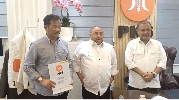 Partai Keadilan Sejahtera (PKS) memberikan rekomendasi kepada Wali Kota Batam, Muhammad Rudi sebagai Calon Gubernur dan Bupati Karimun, Aunur Rafiq sebagai Calon Wakil Gubernur Provinsi Kepulauan Riau (Kepri). (uly)