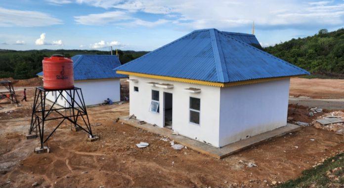 BP Batam mulai membongkar rumah milik warga terdampak pembangunan Rempang Eco-City yang telah bergeser ke hunian sementara. (Humas BP Batam)