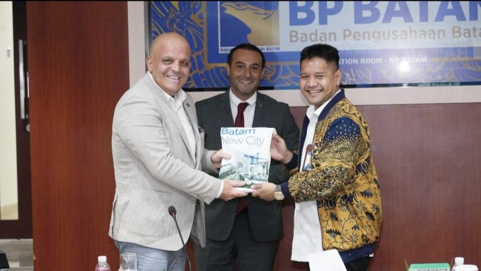 Direktur Lalu Lintas Barang dan Penanaman Modal, Surya Kurniawan Suhairi menerima kunjungan dari Kepala Departemen Kementerian Perdagangan Republik Turki, Mustafa Hilmi Askin beserta rombongan pada Selasa (20/8/2024) di Marketing Centre BP Batam. (ISTIMEWA)