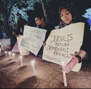 Sejumlah jurnalis di Kota Batam, Provinsi Kepulauan Riau (Kepri) menggelar aksi Indonesia Darurat dengan bakar lilin di Depan Kantor DPRD Kota Batam, Jumat (23/8/2024) malam. (IST)