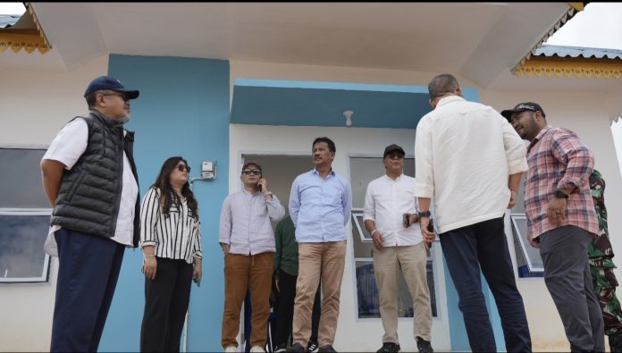 Kepala BP Batam, Muhammad Rudi meninjau langsung pengerjaan hunian baru untuk warga yang terdampak pembangunan Rempang Eco-City, Jumat (23/8/2024). (Humas BP Batam)