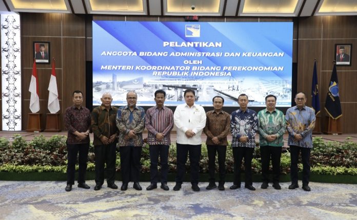 Menteri Koordinator (Menko) Bidang Perekonomian RI, Airlangga Hartarto melantik Dr. Alexander Zulkarnain sebagai Anggota Bidang Administrasi dan Keuangan BP Batam menggantikan Wahjoe Triwidijo Koentjoro, Senin (26/8/2024). (Humas BP Batam)
