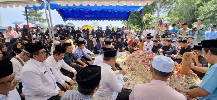 Sejumlah Pejabat Daerah di Kota Batam turut mengatarkan jenazah Wali Kota Administratif Pertama Kota Batam Periode 2001-2005 hingga ke Tempat Pemakaman Umum (TPU) Sei Temiang, Senin (2/9/2024) siang.