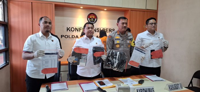 Dua orang pelaku penipuan dengan modus hipnotis berhasil diamankan Ditreskrimum Polda Kepri, Kamis (12/8/2024) lalu. Keduanya berinisial HC dan IS. (uly)