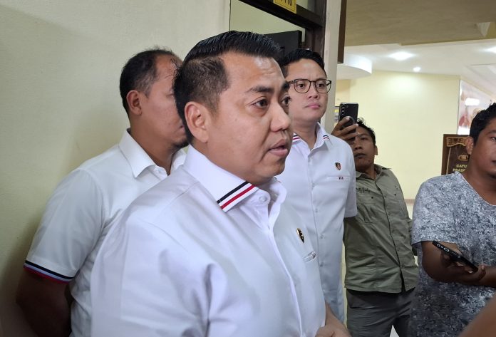 Direktur Researse Kriminal Umum (Dirreskrimum) Polda Kepri, Kombes Pol Doni Alexander mengatakan kasus pengeroyokan di salah satu VIP di Apartemen Formosa tersebut masih dalam penyelidikan. (uly)