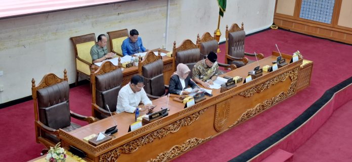 DPRD Kota Batam menggelar rapat paripurna, Kamis (12/9/2024) sekitar pukul 10.00 WIB. Dengan agenda Pengumuman dan Penetapan Calon Pimpinan Definitif DPRD Kota Batam Masa Jabatan 2024-2029. (uly)