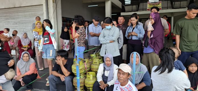 Sejumlah warga Batam Centre rela antre di Operasi Pasar untuk mendapatkan gas elpigi 3 kilogram di Samping Edukits Mall Botania 2, Senin (16/9/2024), (uly)