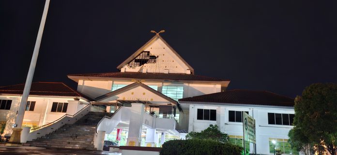 Kondisi depan Gedung DPRD Kota Batam usai dilanda hujan disertai angin kencang, Selasa (17/9/2024) malam.