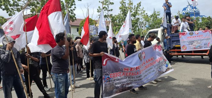 Aliansi Pemuda Mahasiswa Batam menggelar aksi unjuk rasa di depan Kantor Wali Kota Batam, Kamis (26/9/2024) pagi sekira pukul 10.00 WIB. Dalam aksi ini, mereka tampak menyuarakan beberapa aspirasinya. (uly)