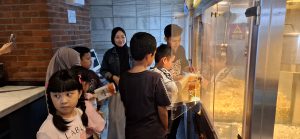 Dalam kunjungannya, kursus bahasa Inggris ternama di Kota Batam ini membawa anak-anak muridnya untuk belajar membuat popcorn.  (uly)