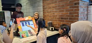 Peserta didik juga belajar cara memesan tiket bioskop, memesan makanan dan minuman dengan menggunakan bahasa Inggris. Ada siswa yang berperan sebagai penjual dan pembeli. (uly)