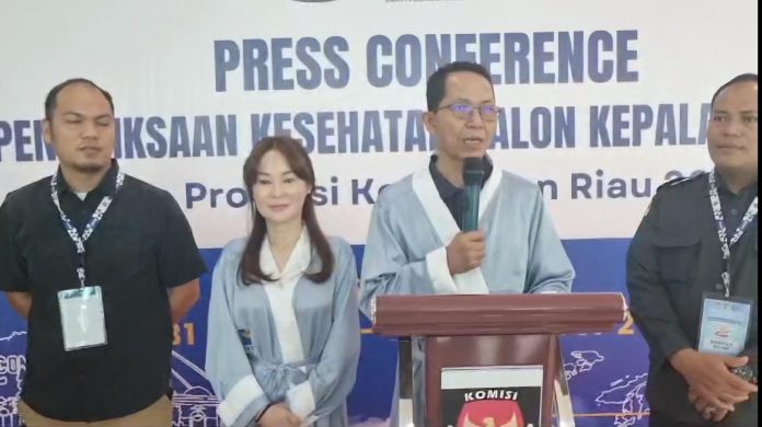 Bakal calon Wali Kota Batam, Amsakar Ahmad, dan Bakal Calon Wakil Wali Kota Batam, Li Claudia Candra (ASLI) telah menyelesaikan seluruh rangkaian pemeriksaan kesehatan di hari kedua. (IST)