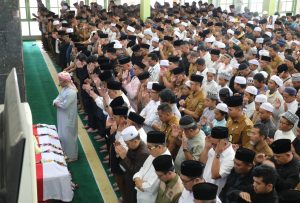 Salat Jenazah Wali Kota Batam Periode 2001-2005 di Masjid Baiturrahman Tiban Sekupang, Kota Batam, Kepri, Senin (2/9/2024). (IST)