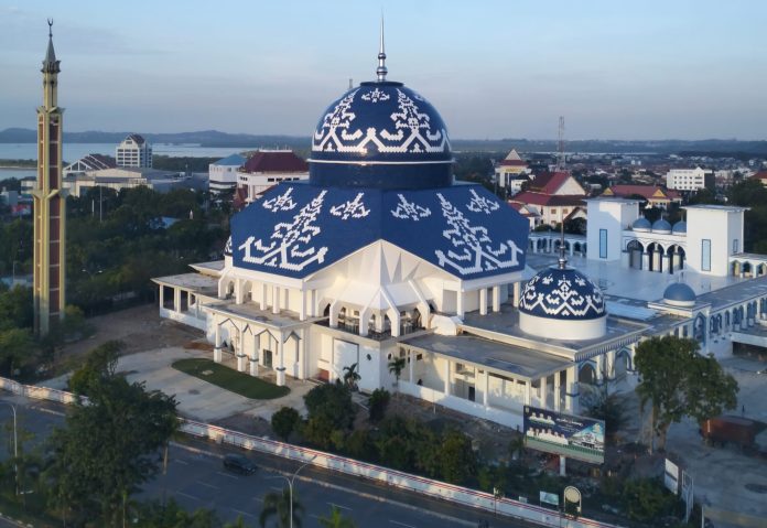 Wali Kota sekaligus Kepala Badan Pengusaha (BP) Batam, Muhammad Rudi mengatakan progres perbaikan Masjid Agung Raja Hamidah bakal diubah spesifikasi kubahnya. Sehingga kubah lebih kokoh. (uly)