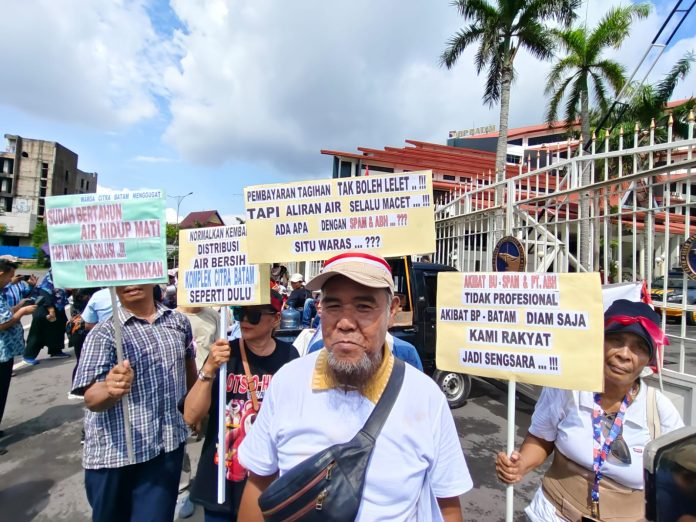 Sejumlah warga Perumahan Citra Batam menggelar aksi unjuk rasa di depan kantor Badan Pengusahaan (BP) Batam, Senin, (9/9/2024). Tepatnya di Jalan Jenderal Ibnu Sutowo Nomor 1, Kelurahan Teluk Tering, Kecamatan Batam Kota, Kota Batam, Kepulauan Riau. (IST)