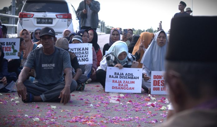 Warga Pulau Rempang menggelar kegiatan tabur bunga, orasi dan atraksi budaya untuk memperingati setahun tragedi bentrokan yang terjadi pada 7 September 2023 lalu. (IST)