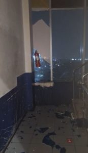 Kondisi gedung graha pena, dimana kaca lantai 9 di gedung tersebut kini pecah akibat terhantam benda tumpul.