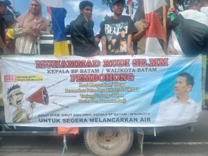 Sejumlah warga Perumahan Putra Jaya Tanjunguncang, Kota Batam, Provinsi Kepulauan Riau (Kepri) melakukan aksi unjuk rasa, Rabu (18/9/2024). Mereka tampak menuntut selama 10 tahun terakhir air bersih dikediamannya tidak mengalir lancar. (IST)