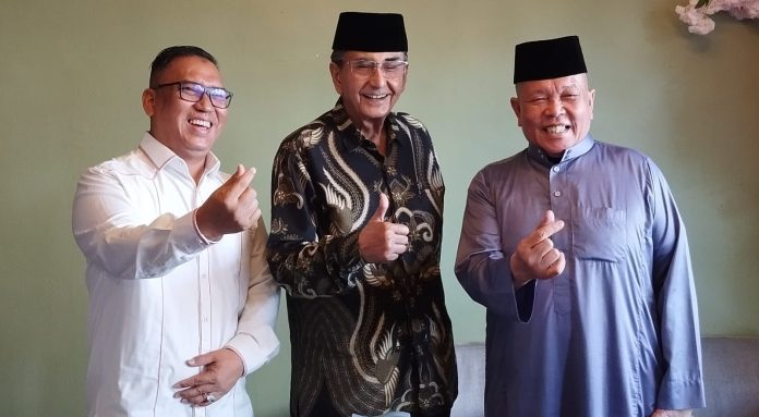 Menjelang penetapan no urut pasangan Calon Gubernur dan Wakil Gubernur Kepri yang akan dilaksanakan tanggal 22-23 September 2024, Calon Wakil Gubernur Kepri Nyanyang Haris Pratamura bertemu dengan mantan Gubernur Kepri priode 2005-2010 Ismeth Abdullah di sebuah restauran di Mega Legenda, Rabu (18/9/2024). (IST)