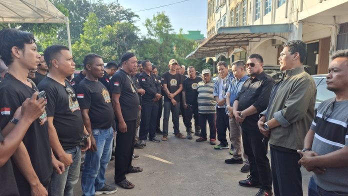 Panglima Lang-lang Laut Provinsi Kepri Suherman mengecam pengrusakan baliho pasangan calon Gubernur Kepri dan Wakil Gubernur Kepri H Muhammad Rudi dan H Aunur Rafiq. Bersama Satgas Lang-lang Laut, Suherman datang ke posko pemenangan Rudi-Rafiq di Seipanas, Kota Batam, Kepri, Rabu (18/9/2024). (IST)