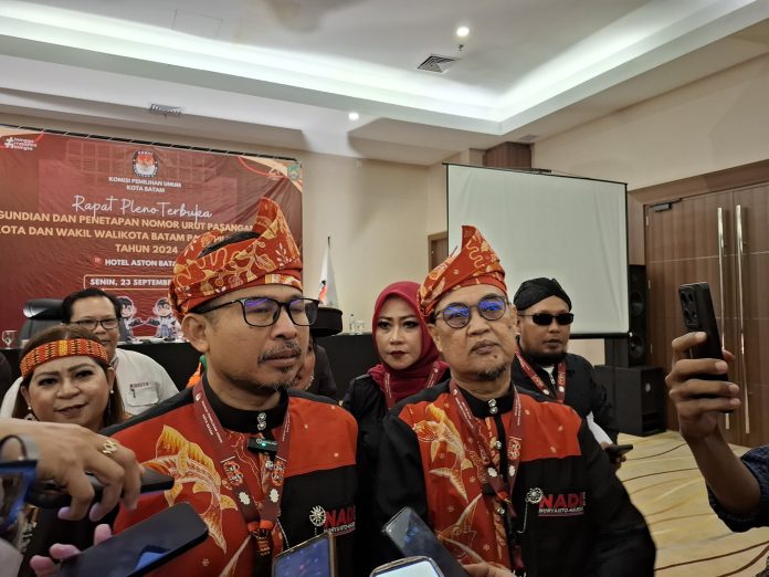 Pasangan calon Wali Kota dan Wakil Wali Kota Batam, Nuryanto dan Hardi Selamat Hood (NADI), mengungkapkan rasa syukur mereka setelah mendapatkan nomor urut 1 dalam Pilkada 2024, pada Senin (23/9/2024). Nuryanto menyebut nomor ini sebagai simbol perjuangan dan kemenangan. (uly)