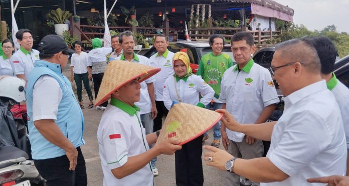 Disambut tari Tor-Tor dari Sumatera Utara, sejumlah anggota HKTI Kota Batam menyambut Calon Wakil Gubernur Nyanyang Haris Pratamura. Dalam acara memperingati Hari Tani Nasional ke 64 di Resto Aladin, Batam Center, Kota Batam, Selasa (24/9/2024). (IST)