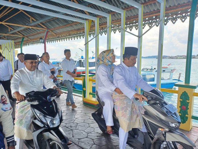 Calon Gubernur dan Wakil Gubernur Kepulauan Riau (Kepri) nomor urut 2, H Muhammad Rudi (HMR), dan H Aunur Rafiq (Rudi-Rafiq/2R), berziarah ke makam Raja Ali Haji Penyengat, Kota Tanjungpinang, Kepri Senin (23/9/2024). (IST)
